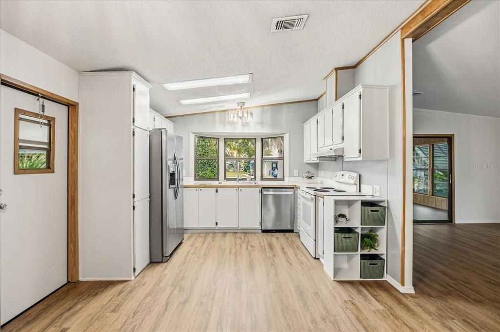 For Sale: $154,900 (2 beds, 2 baths, 1208 Square Feet)