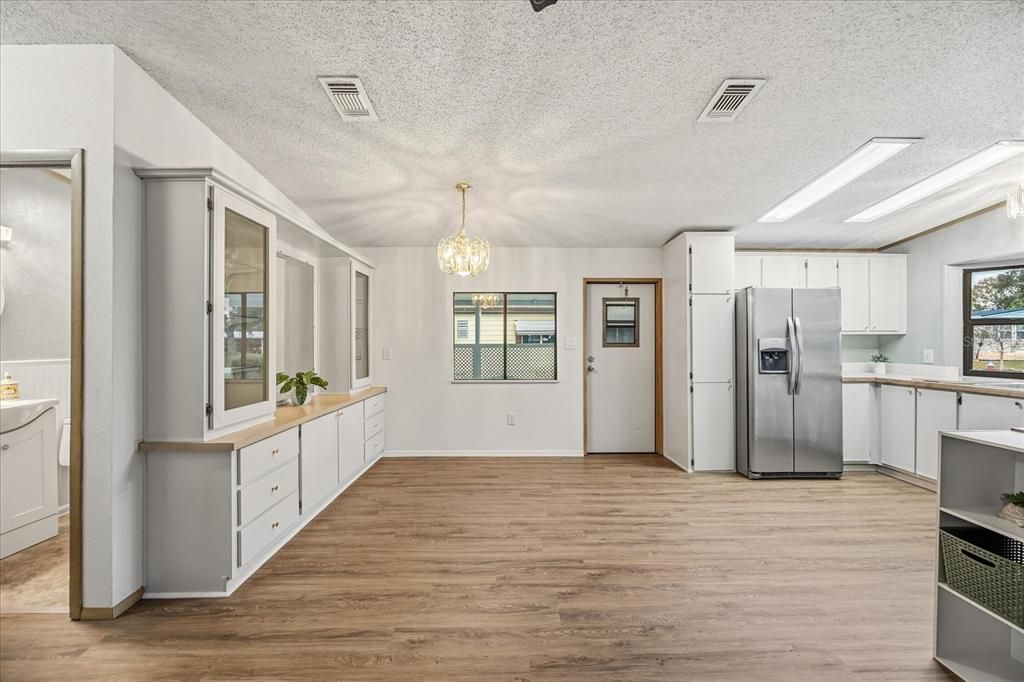 For Sale: $154,900 (2 beds, 2 baths, 1208 Square Feet)