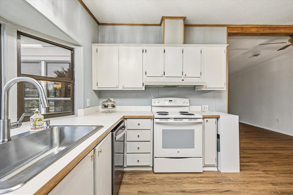 For Sale: $154,900 (2 beds, 2 baths, 1208 Square Feet)