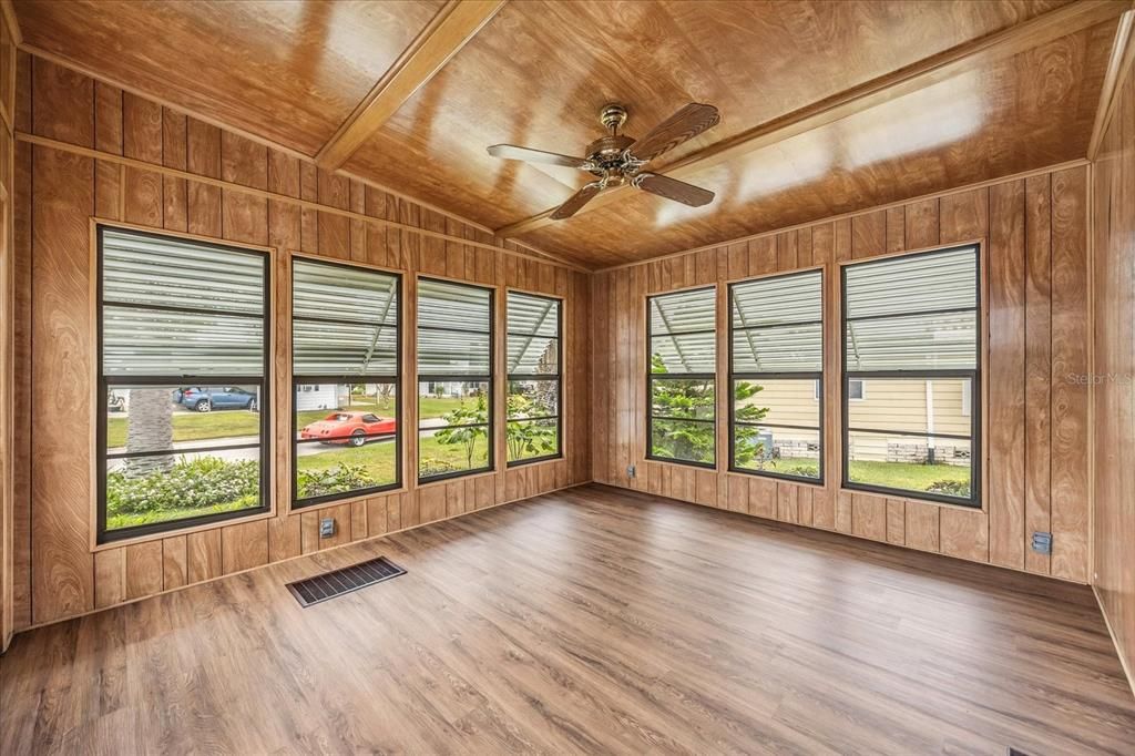 For Sale: $154,900 (2 beds, 2 baths, 1208 Square Feet)