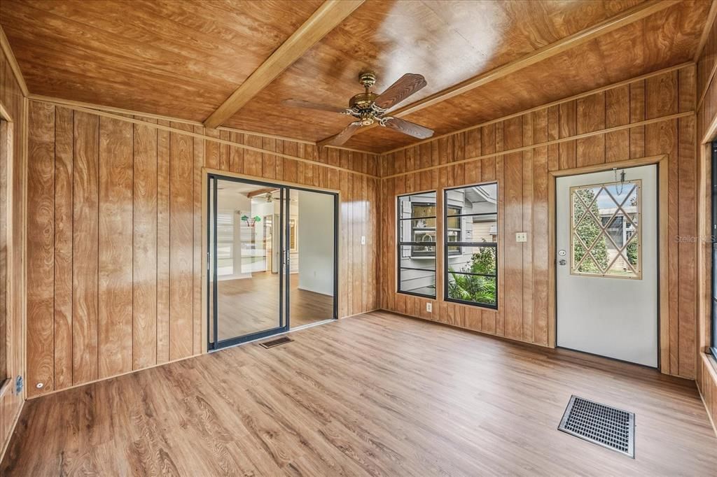 For Sale: $154,900 (2 beds, 2 baths, 1208 Square Feet)