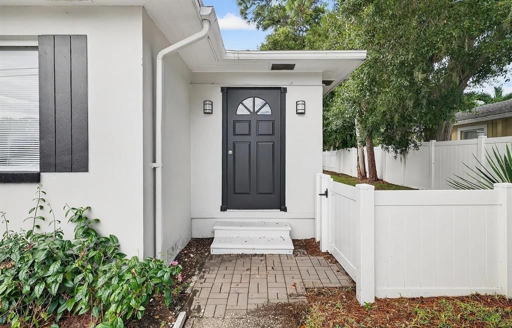 For Rent: $1,700 (1 beds, 1 baths, 1090 Square Feet)