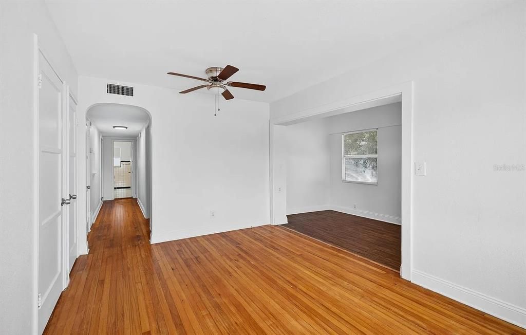 For Rent: $1,700 (1 beds, 1 baths, 1090 Square Feet)