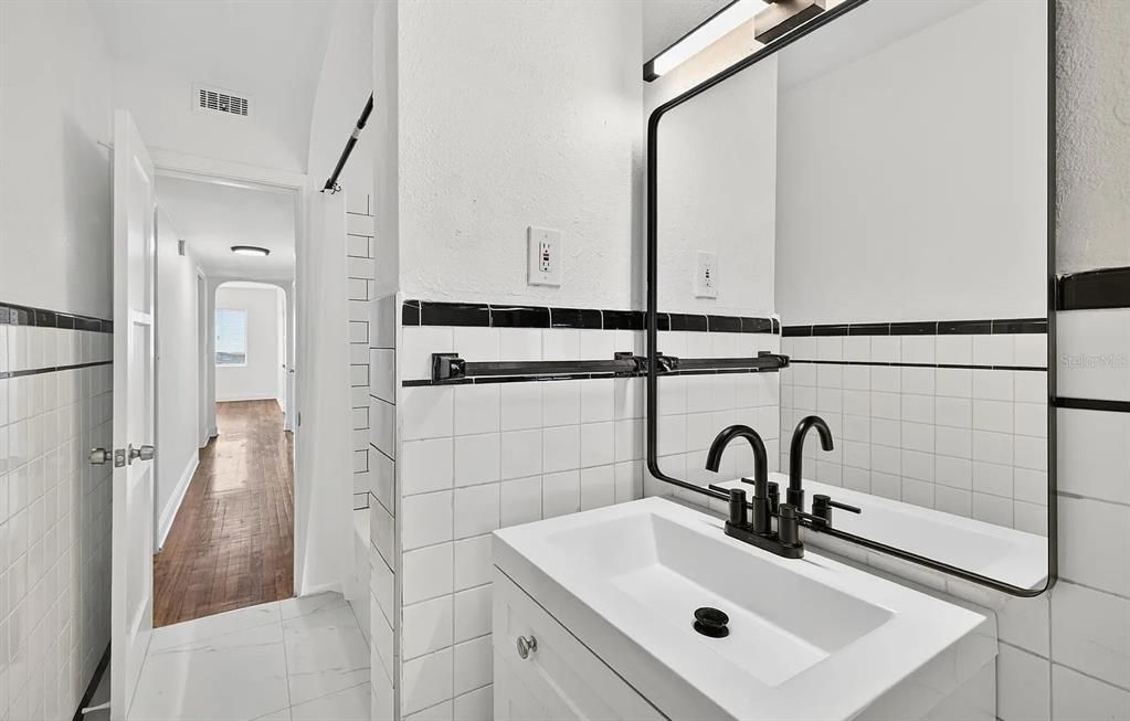 For Rent: $1,700 (1 beds, 1 baths, 1090 Square Feet)