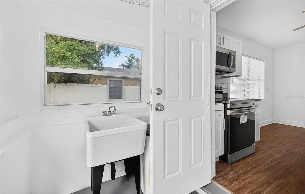 For Rent: $1,700 (1 beds, 1 baths, 1090 Square Feet)