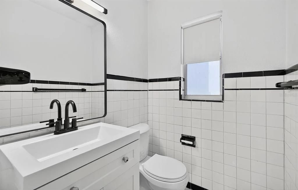 For Rent: $1,700 (1 beds, 1 baths, 1090 Square Feet)