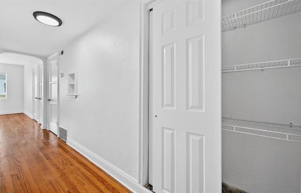 For Rent: $1,700 (1 beds, 1 baths, 1090 Square Feet)