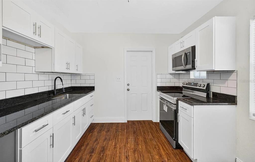 For Rent: $1,700 (1 beds, 1 baths, 1090 Square Feet)