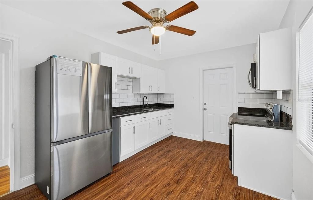 For Rent: $1,700 (1 beds, 1 baths, 1090 Square Feet)