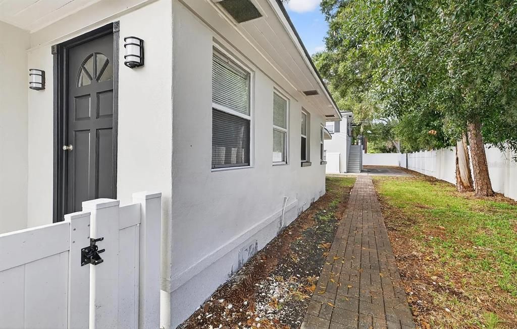 For Rent: $1,700 (1 beds, 1 baths, 1090 Square Feet)