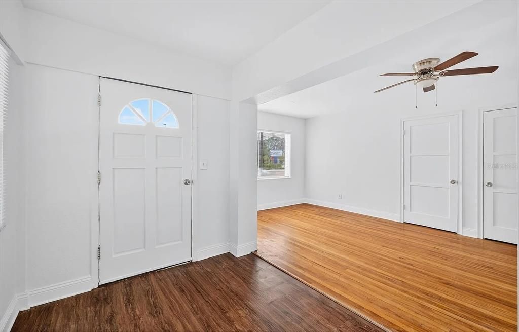 For Rent: $1,700 (1 beds, 1 baths, 1090 Square Feet)