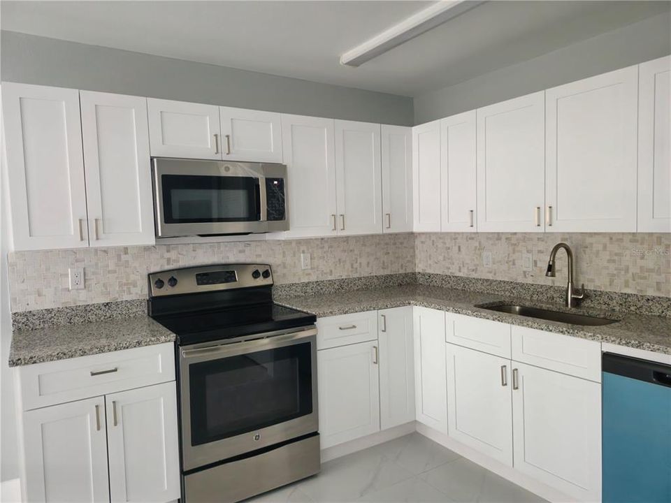 For Rent: $1,300 (1 beds, 1 baths, 560 Square Feet)