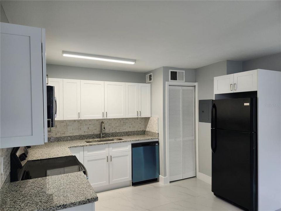 For Rent: $1,300 (1 beds, 1 baths, 560 Square Feet)