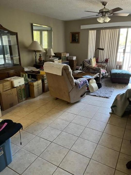 待售: $199,900 (2 贝兹, 2 浴室, 990 平方英尺)