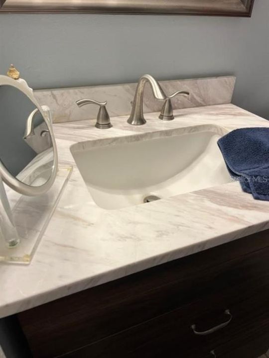 待售: $199,900 (2 贝兹, 2 浴室, 990 平方英尺)