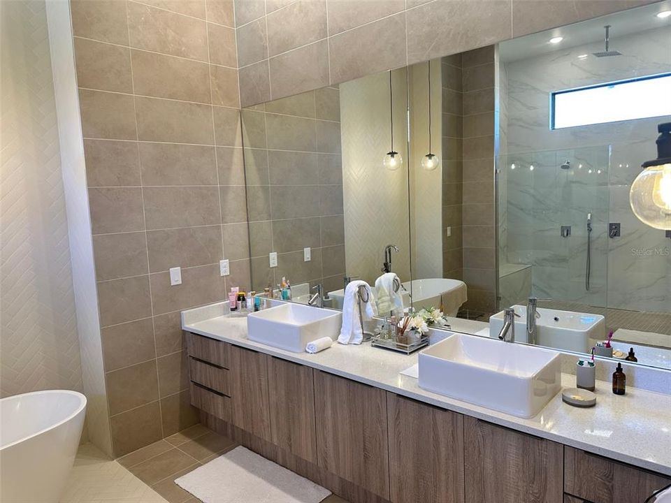 For Sale: $2,997,000 (5 beds, 6 baths, 4430 Square Feet)