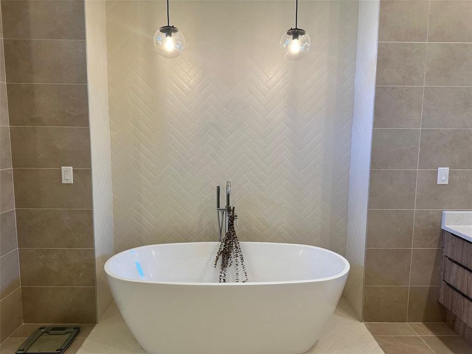 For Sale: $2,997,000 (5 beds, 6 baths, 4430 Square Feet)