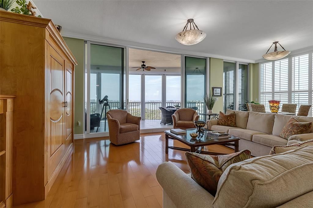 Active With Contract: $1,800,000 (3 beds, 3 baths, 2778 Square Feet)