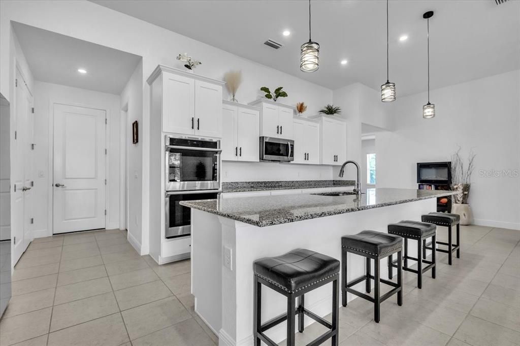 En Venta: $529,900 (4 camas, 3 baños, 3129 Pies cuadrados)