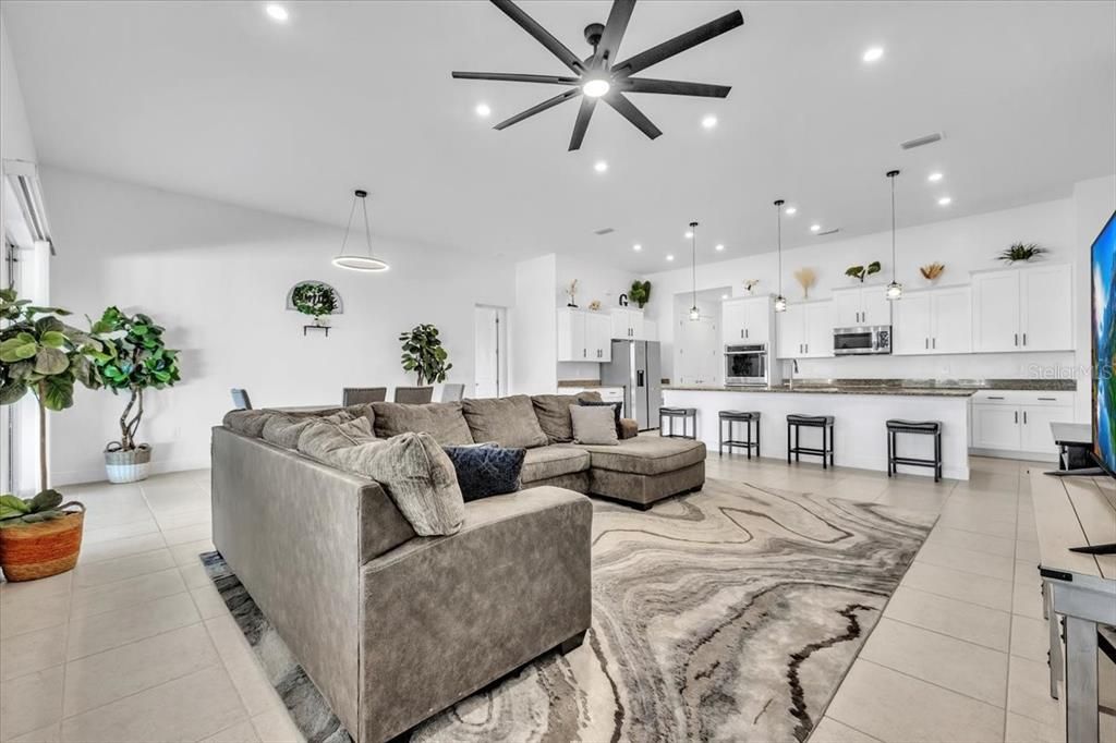 En Venta: $529,900 (4 camas, 3 baños, 3129 Pies cuadrados)