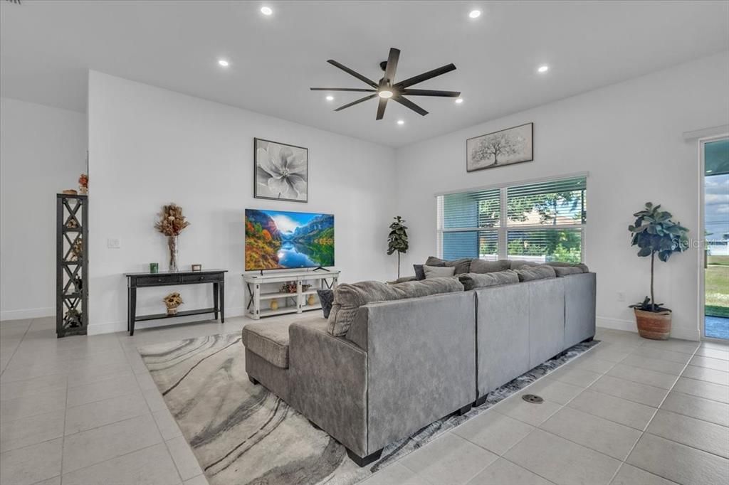 En Venta: $529,900 (4 camas, 3 baños, 3129 Pies cuadrados)