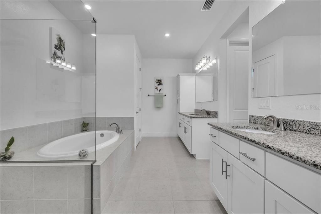 En Venta: $529,900 (4 camas, 3 baños, 3129 Pies cuadrados)