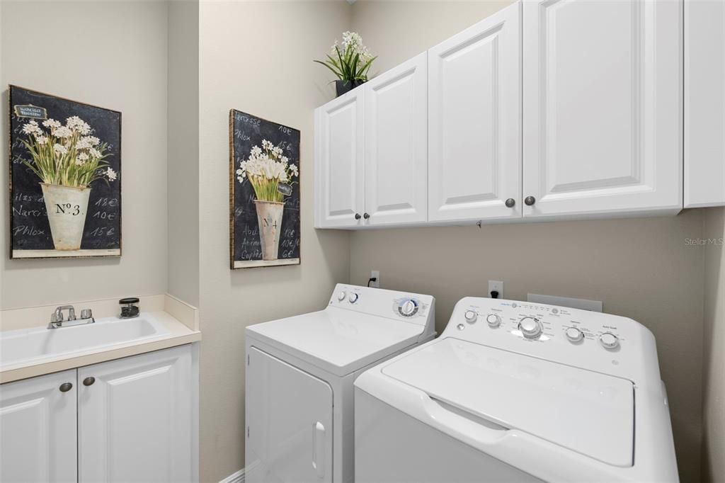 For Sale: $549,000 (3 beds, 2 baths, 1917 Square Feet)