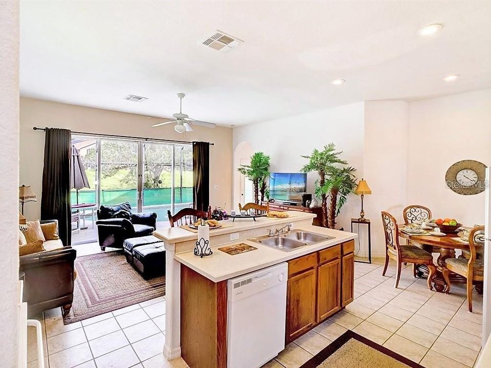 В аренду: $2,400 (5 спален, 3 ванн, 2488 Квадратных фут)