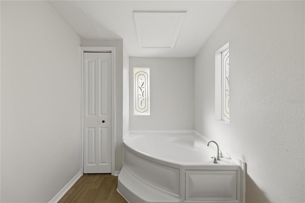 For Sale: $278,900 (3 beds, 2 baths, 1134 Square Feet)