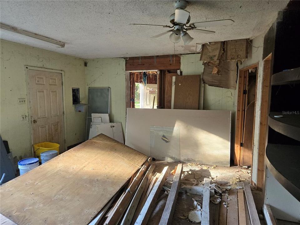 待售: $295,000 (4 贝兹, 2 浴室, 1500 平方英尺)