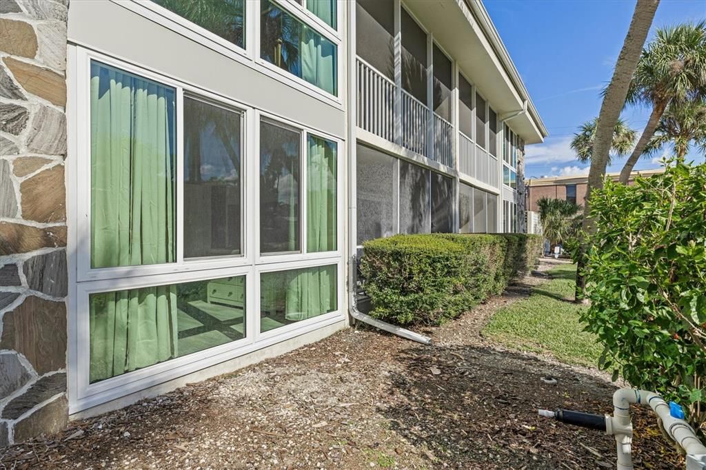 For Sale: $750,000 (2 beds, 2 baths, 1034 Square Feet)