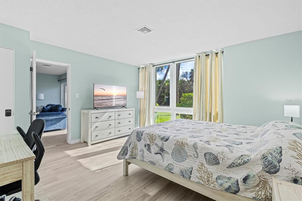 For Sale: $750,000 (2 beds, 2 baths, 1034 Square Feet)