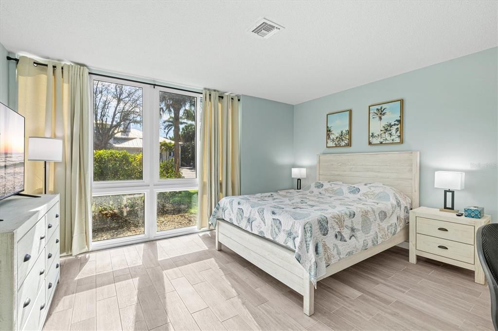 For Sale: $750,000 (2 beds, 2 baths, 1034 Square Feet)