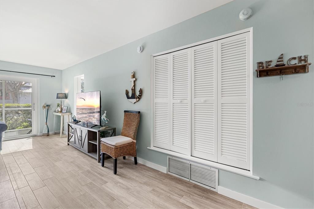 For Sale: $750,000 (2 beds, 2 baths, 1034 Square Feet)