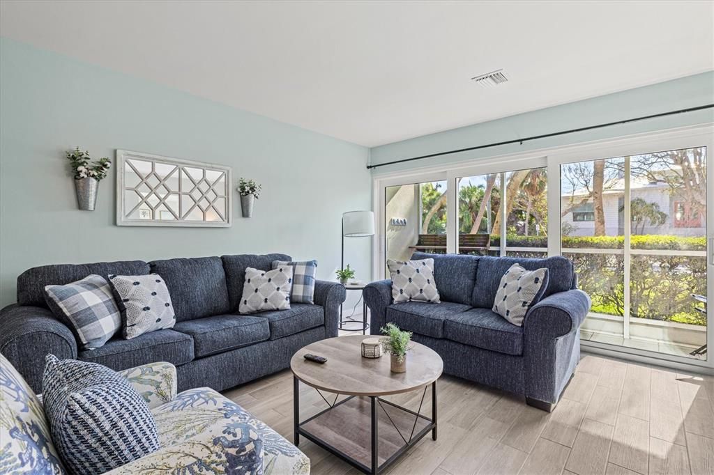 For Sale: $750,000 (2 beds, 2 baths, 1034 Square Feet)