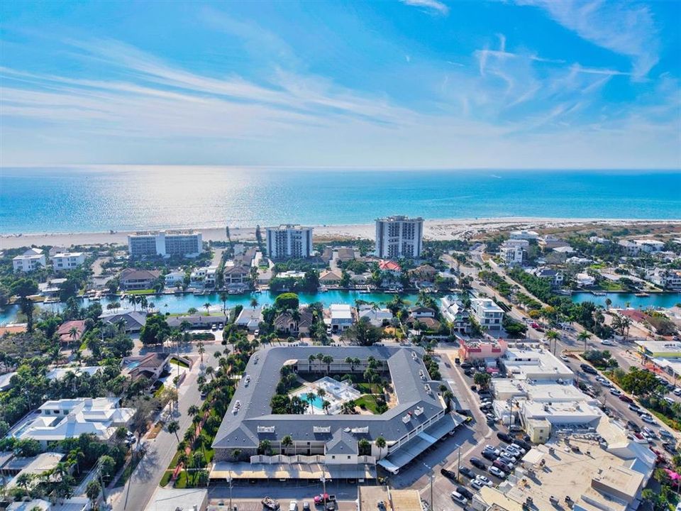 For Sale: $750,000 (2 beds, 2 baths, 1034 Square Feet)