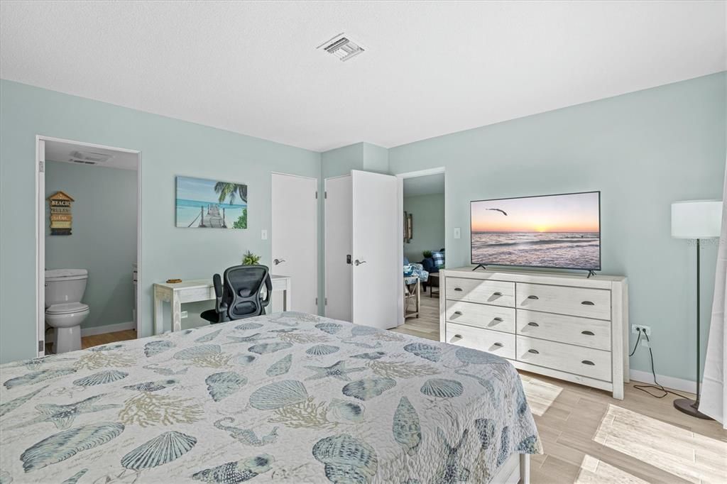 For Sale: $750,000 (2 beds, 2 baths, 1034 Square Feet)