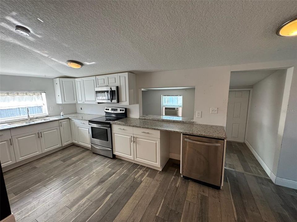 待售: $175,000 (3 贝兹, 2 浴室, 1087 平方英尺)