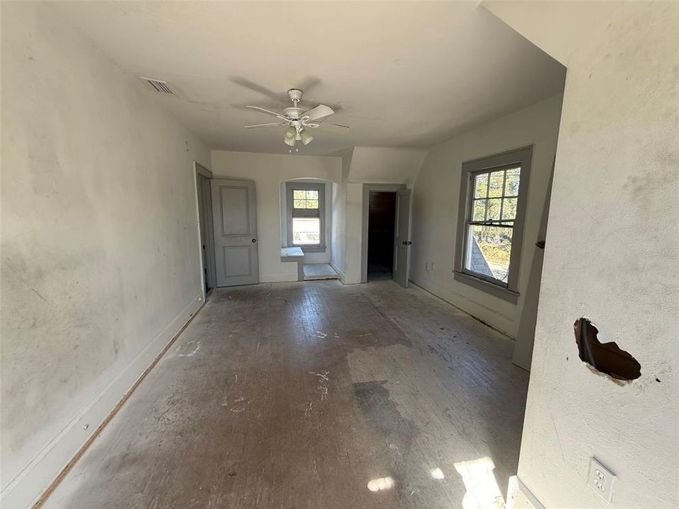 待售: $169,900 (2 贝兹, 1 浴室, 1350 平方英尺)