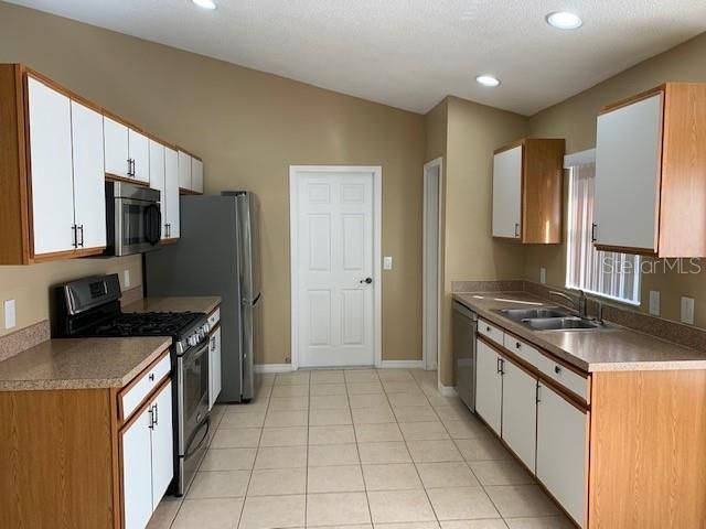 For Rent: $2,050 (3 beds, 2 baths, 1564 Square Feet)