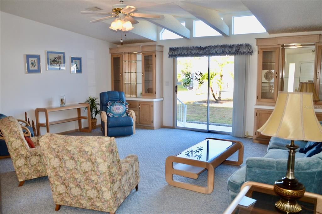 待售: $269,000 (2 贝兹, 2 浴室, 1959 平方英尺)