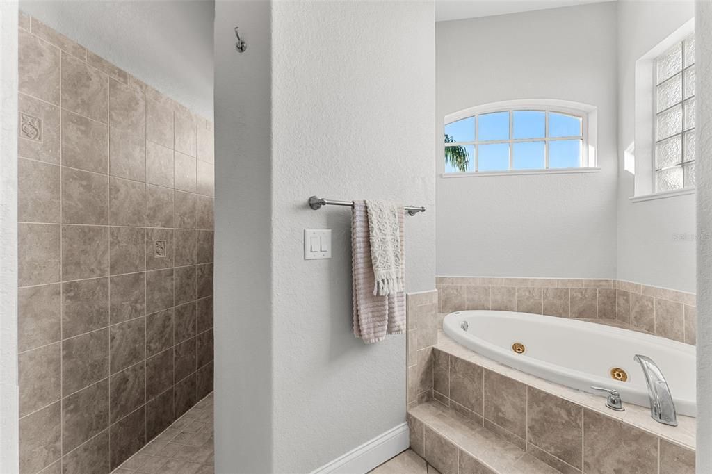 En Venta: $729,000 (4 camas, 3 baños, 2325 Pies cuadrados)