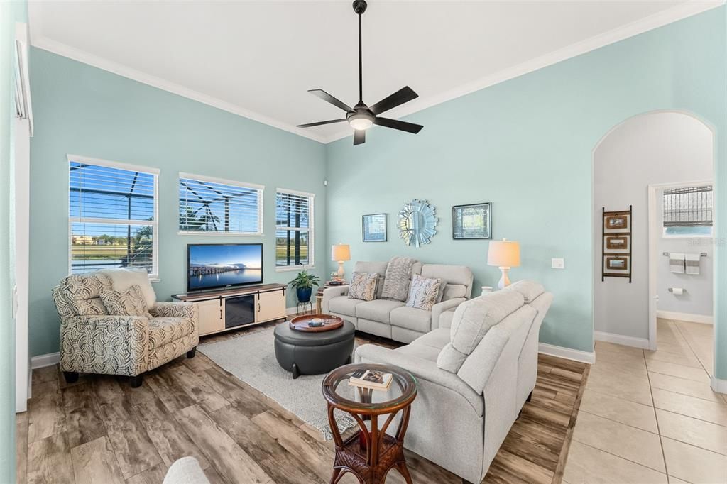 En Venta: $729,000 (4 camas, 3 baños, 2325 Pies cuadrados)