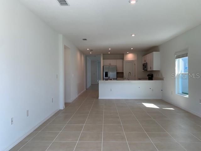 For Rent: $2,200 (4 beds, 2 baths, 1952 Square Feet)