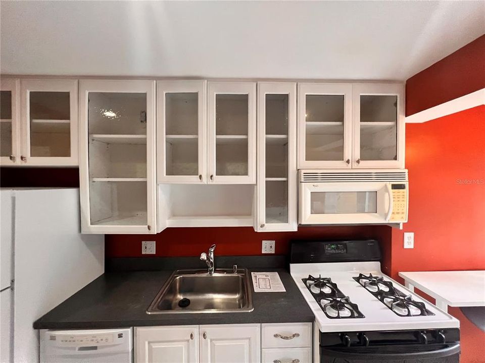 For Rent: $1,999 (2 beds, 1 baths, 1038 Square Feet)