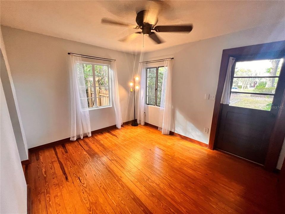 For Rent: $1,999 (2 beds, 1 baths, 1038 Square Feet)