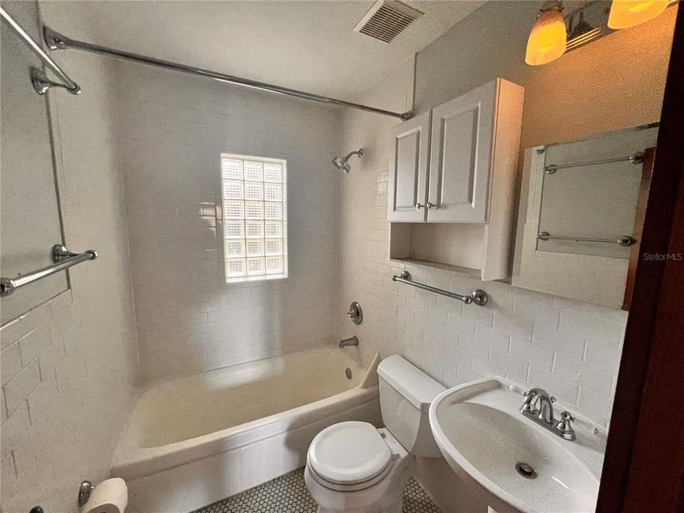 For Rent: $1,999 (2 beds, 1 baths, 1038 Square Feet)