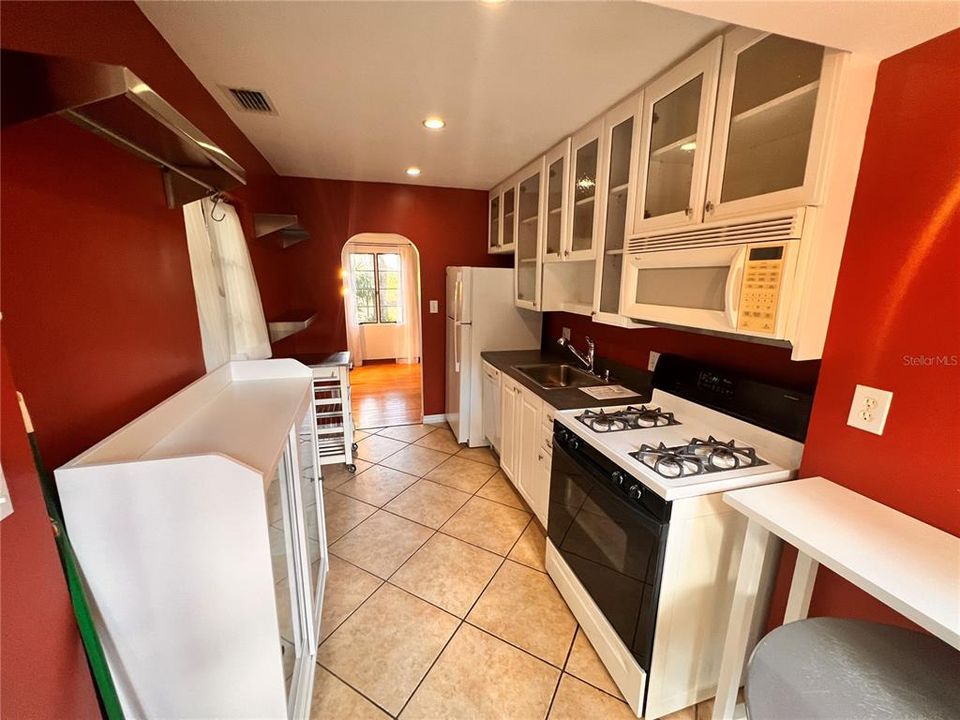 For Rent: $1,999 (2 beds, 1 baths, 1038 Square Feet)
