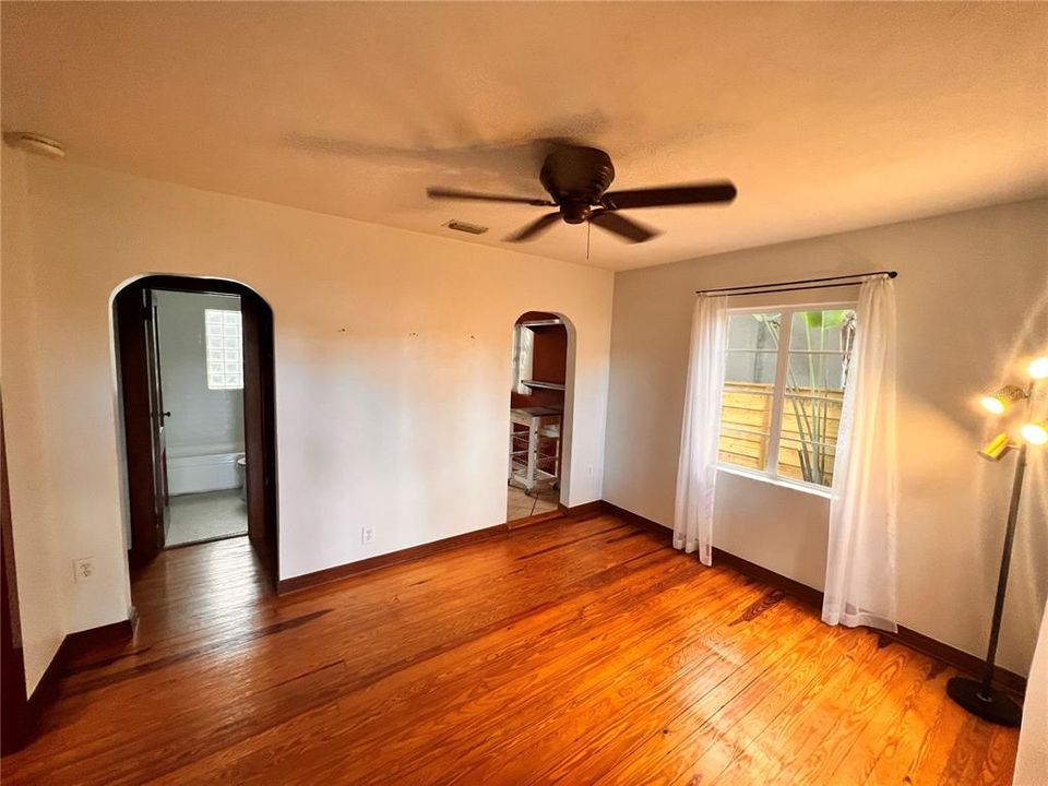 For Rent: $1,999 (2 beds, 1 baths, 1038 Square Feet)