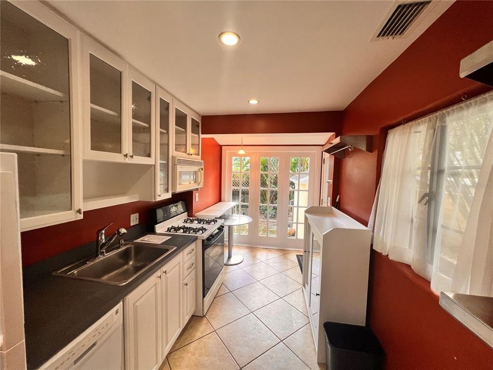 For Rent: $1,999 (2 beds, 1 baths, 1038 Square Feet)